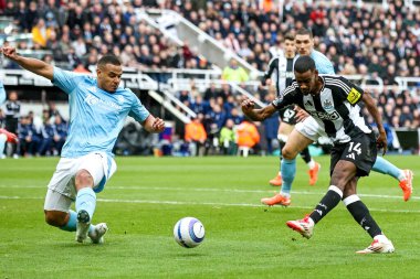 Newcastle United takımından Alexander Isak, Premier League maçı Newcastle United 'ın Nottingham Ormanı' na karşı 23 Şubat 2025 'te St. James' s Park, Newcastle 'da oynanan maçta 4-1 öne geçti.