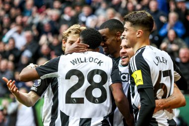 Newcastle United takımından Alexander Isak, Premier League maçı Newcastle United ve Nottingham Forest maçında 23 Şubat 2025 'te St. James' s Park, Newcastle, İngiltere 'de 4-1' lik galibiyetini kutluyor.