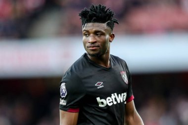 West Ham United takımından Muhammed Kudus, 22 Şubat 2025 tarihinde Birleşik Krallık 'taki Emirates Stadyumu' nda oynanan Premier League maçında Arsenal-West Ham United maçına bakıyor.