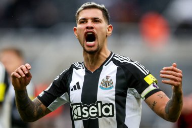 Newcastle United takımının oyuncusu Bruno Guimaraes, Premier League maçı Newcastle United 'ın Nottingham Ormanı' na karşı 23 Şubat 2025 'te St. James' s Park, Newcastle, İngiltere 'de oynadığı maç sonrasında takımların zaferini hayranlarıyla kutluyor.