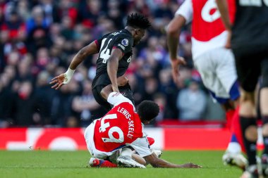 West Ham United 'dan Muhammed Kudus, 22 Şubat 2025 tarihinde Birleşik Krallık' taki Emirates Stadyumu 'nda oynanan Premier League karşılaşmasında Arsenal' den Myles Lewis-Skelly ile karşılaştı.