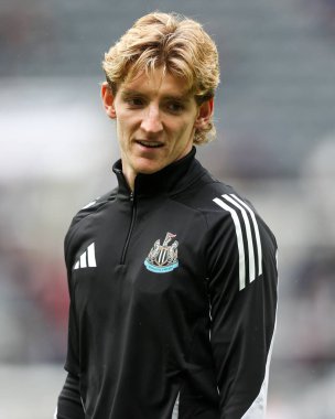 Newcastle United takımından Anthony Gordon, 23 Şubat 2025 'te İngiltere' de St. James 's Park, Newcastle' da oynanan Premier League karşılaşması öncesinde ısınıyor.