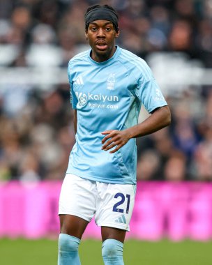 Nottingham Ormanı 'ndan Anthony Elanga, Premier League maçı sırasında St.James' s Park, Newcastle, İngiltere 'de oynanan Newcastle United - Nottingham Forest maçına bakıyor.