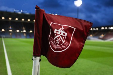 Burnley, Sheffield 'e karşı oynadığı 21 Şubat 2025 tarihli Turf Moor, Burnley maçından önceki Turf Moor ve Burnley köşe bayrağının genel görünümü.