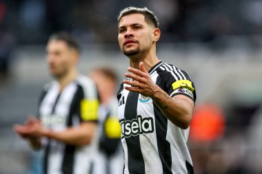 Newcastle United takımının oyuncusu Bruno Guimaraes, Premier League maçı Newcastle United 'ın Nottingham Ormanı' na karşı 23 Şubat 2025 'te St. James' s Park, Newcastle, İngiltere 'de oynadığı maç sonrasında takımların zaferini hayranlarıyla kutluyor.