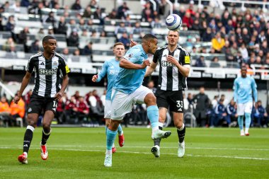 Nottingham Ormanı 'ndan Murillo Santiago, 23 Şubat 2025' te İngiltere 'nin Newcastle kentindeki St. James' s Park 'ta oynanan Premier League maçı Newcastle United ve Nottingham Ormanı maçında topa liderlik ediyor.