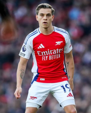 Arsenal 'den Leandro Trossard, 22 Şubat 2025' te Birleşik Krallık 'taki Emirates Stadyumu' nda oynanan Premier League maçında Arsenal 'e karşı West Ham United' ı izliyor.
