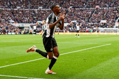 Newcastle United 'tan Alexander Isak, Premier League maçı Newcastle United ve Nottingham Forest maçında 23 Şubat 2025' te St. James 's Park, Newcastle, İngiltere' de 4-1 kazanma hedefini kutluyor.
