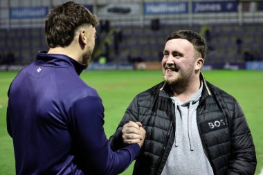 Warrington Wolves 'tan Matty Ashton, 21 Şubat 2025' te İngiltere 'nin Warrington Stadyumu' nda oynanan Betfred Süper Lig 2. tur karşılaşmasında Luke Littler ile tokalaşıyor.