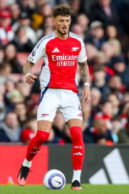 Arsenal 'den Ben White, 22 Şubat 2025' te Birleşik Krallık 'taki Emirates Stadyumu' nda oynanan Premier League maçında topla koşuyor.