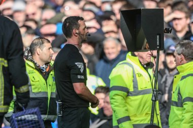 Hakem Andy Madley, 22 Şubat 2025 tarihinde İngiltere 'nin Liverpool kentinde Goodison Park' ta oynanan Premier League maçında Everton Manchester United 'a karşı penaltı için VAR ekranını kontrol ediyor.