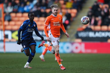 Blackpool takımından Hayden Coulson, 21 Şubat 2025 'te Bloomfield Road, Blackpool' da oynanan Blackpool - Crawley Town maçında maç yapıyor.