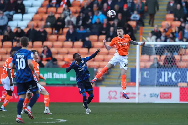 Blackpool 'dan Oliver Casey 21 Şubat 2025' te Bloomfield Road, Blackpool 'da oynanan Blackpool - Crawley Town maçında topa liderlik ediyor.
