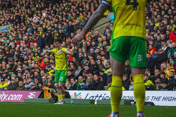 Norwich City 'den Kellen Fisher, 22 Şubat 2025' te Norwich City 'nin Stoke City' ye karşı oynadığı Sky Bet Şampiyonası maçında,