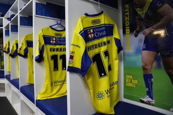 Warrington Wolves 'dan Lachlan Fitzgibbon' un gömleği, 21 Şubat 2025 'te Warrington, İngiltere' deki Luke Littler Stadyumu 'nda oynanan Betfred Süper Lig 2. tur karşılaşmasında soyunma odasında asılı.