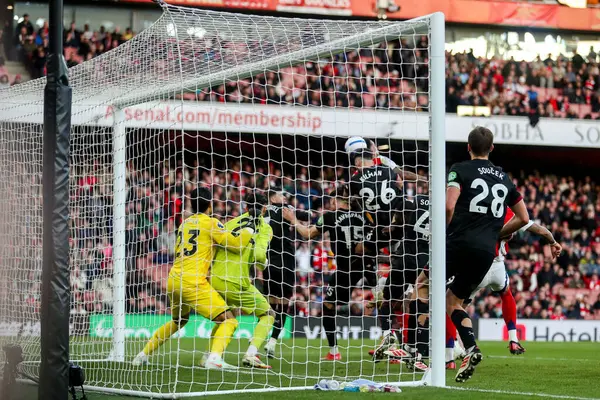 West Ham United takımından Maximilian Kilman 22 Şubat 2025 'te Birleşik Krallık' taki Emirates Stadyumu 'nda oynanan Premier League maçında topu sürüyor.