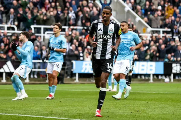 Newcastle United takımından Alexander Isak, 23 Şubat 2025 'te İngiltere' nin Newcastle kentindeki St. James 's Park' ta oynanan Premier League maçı Newcastle United - Nottingham Forest maçında 3-1 'lik galibiyetini kutluyor.