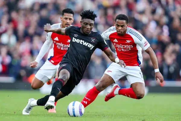 West Ham United takımından Muhammed Kudus, 22 Şubat 2025 tarihinde Emirates Stadyumu 'nda oynanan Premier League maçında topu düşürür.