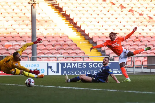 Blackpool 'dan Niall Ennis' in, 22 Şubat 2025 'te İngiltere, Blackpool' daki Bloomfield Road 'da oynanan Blackpool-Crawley Town maçında gol atma şansı var.