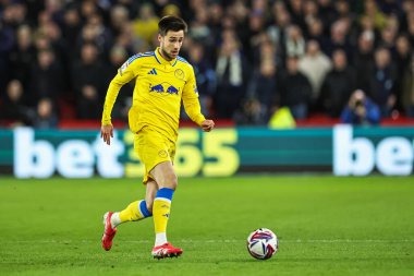 Leeds United takımından Ilia Gruev, 24 Şubat 2025 'te İngiltere' nin Bramall Lane kentinde oynanan Sheffield United - Leeds United maçında topa vuruyor.