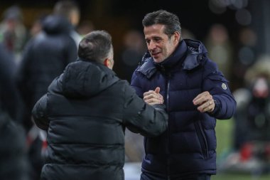 Fulham 'ın teknik direktörü ve Wolverhampton Wanderers' ın baş antrenörü Marco Silva Premier League maçında Wolverhampton Wanderers Fulham 'a karşı Molineux, Wolverhampton, Birleşik Krallık' ta 25 Şubat 2025 'te oynanan maçta el sıkıştı.