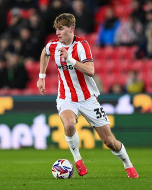 Stoke City 'den Nathan Lowe, Stoke City ile Middlesbrough arasındaki 25 Şubat 2025' te oynanan Bet365 Stadyumu 'nda oynanan Gökyüzü İddia Şampiyonası maçında topla bir çıkış yaptı.