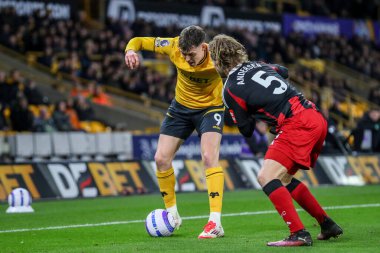 Wolverhampton Wanderers 'dan Jrgen Strand Larsen ve Fulham' dan Joachim Andersen Premier Lig maçında Wolverhampton Wanderers Fulham 'a karşı Molineux, Wolverhampton, Birleşik Krallık' ta 25 Şubat 2025 'te oynadıkları maçta top için savaştılar.