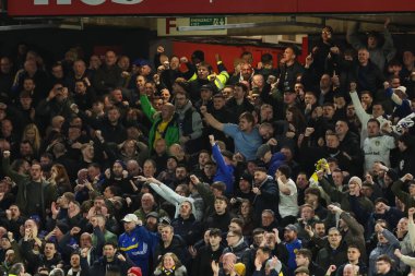 Leeds taraftarları 24 Şubat 2025 'te Bramall Lane, Sheffield, İngiltere' de oynanan ve Leeds United 'a karşı oynanan Sky Bet Şampiyonası maçında 1-1' lik yan golü kutluyorlar.