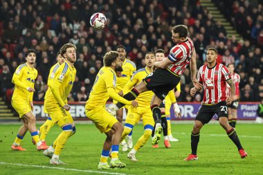 Sheffield United takımından Jack Robinson 24 Şubat 2025 'te Bramall Lane, Sheffield, İngiltere' de oynanan Sheffield United - Leeds United maçında kaleye doğru ilerliyor.