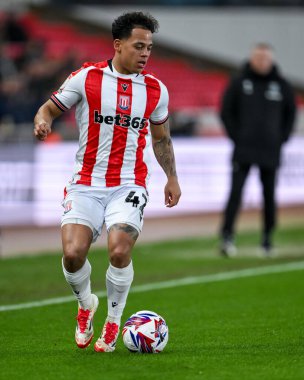 Stoke City 'den Milyon Manhoef, Stoke City ile Middlesbrough arasındaki 25 Şubat 2025' te oynanan Bet365 Stadyumu 'nda oynanan Gökyüzü İddia Şampiyonası maçında topu aldı.