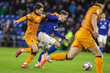 Cardiff City 'den Cian Ashford, 25 Şubat 2025' te Cardiff City Stadyumu 'nda oynanan Sky Bet Şampiyonası maçında Hull City' den Regan Slater 'ın baskısı altında.