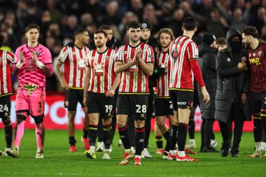 Sheffield United takımından Thomas Cannon, 24 Şubat 2025 'te İngiltere' nin Bramall Lane kentinde oynanan Sheffield United - Leeds United maçının finalinde taraftarları alkışlıyor.