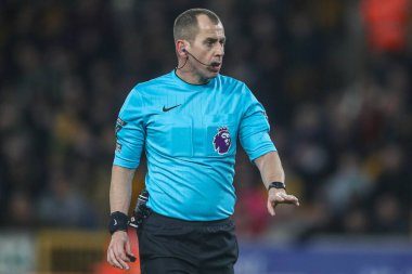 Hakem Peter Bankes, Premier Lig maçında talimatları veriyor Wolverhampton Wanderers, Fulham 'a karşı Molineux, Wolverhampton, Birleşik Krallık, 25 Şubat 2025