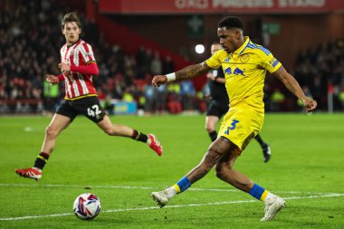 Leeds United takımından Jnior Firpo 24 Şubat 2025 'te Bramall Lane, Sheffield, İngiltere' de Sheffield United 'a karşı oynanan Sky Bet Şampiyonası maçında topu geçiyor.