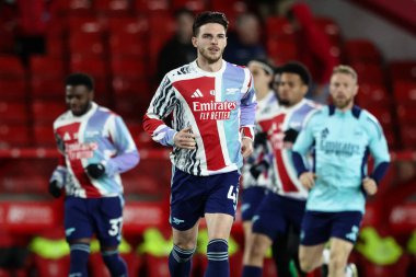 Arsenal 'den Declan Rice, Premier League maçı sırasında Nottingham Forest' a karşı Arsenal maçı sırasında İngiltere 'nin Nottingham şehrinde 26 Şubat 2025' te oynanan maç öncesi ısınma maçında