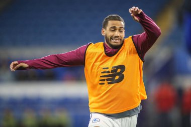 Cardiff City 'den Andy Rinomhota, 25 Şubat 2025' te Cardiff City, Cardiff City Stadyumu 'nda oynanan Sky Bet Şampiyonası karşılaşması öncesinde ısınıyor.