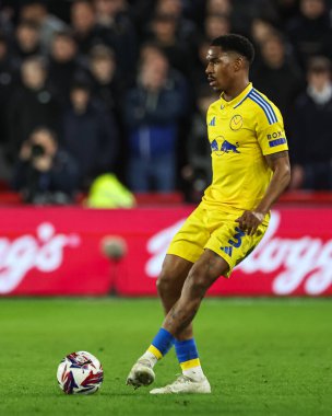 Leeds United takımından Jnior Firpo, 24 Şubat 2025 'te İngiltere' nin Bramall Lane kentinde oynanan Sheffield United - Leeds United maçında topu geçti.