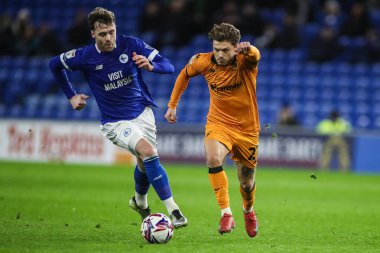 Cardiff City 'den Regan Slater, Cardiff City' nin 25 Şubat 2025 'te Cardiff City Stadyumu' nda oynanan Cardiff City vs Hull City maçında Cardiff City 'nin Calum Chambers of Cardiff City baskısı altında.