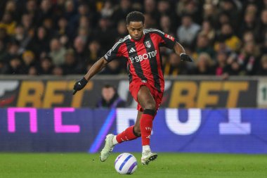 Fulham takımından Ryan Sessegnon, Wolverhampton Wanderers ile Molineux, Wolverhampton, Birleşik Krallık 'ta oynanan Premier League maçında topu bırakıyor.