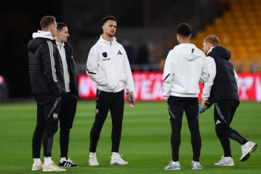 Fulham 'dan Antonee Robinson, Premier Lig karşılaşması öncesinde takım arkadaşlarıyla konuşuyor Wolverhampton Wanderers Fulham' a karşı Molineux, Wolverhampton, Birleşik Krallık, 25 Şubat 2025