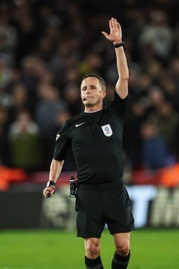 Hakem David Webb, 24 Şubat 2025 'te Sheffield United ile Leeds United' ın Bramall Lane, Sheffield, İngiltere 'de oynadığı Sky Bet Şampiyonası maçında...