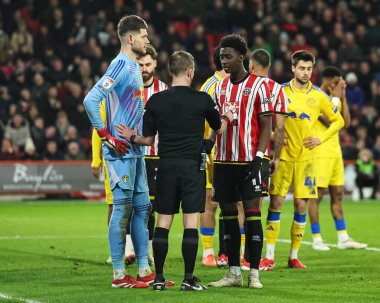 Hakem David Webb, Sheffield United ve Sheffield United 'ın 24 Şubat 2025' te Bramall Lane, Sheffield, İngiltere 'deki Leeds United maçında Leeds United' a karşı oynadığı maçta Leeds United 'tan Leeds United' dan Illan Meslier ve Sheffield United 'dan Jesuran Rak-Sakyi ile konuşuyor.