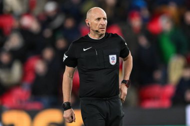 Hakem Andy Davies Gökyüzü İddia Şampiyonası maçında Stoke City, Middlesbrough 'a karşı Bet365 Stadyumu, Stoke-on-Trent, Birleşik Krallık, 25 Şubat 2025