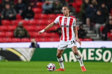 Stoke City 'den Ashley Phillips, Stoke City ile Middlesbrough arasındaki 25 Şubat 2025' te oynanan Bet365 Stadyumu 'nda oynanan Gökyüzü İddia Şampiyonası maçında topla hareket halinde.