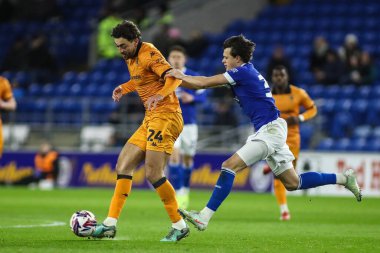 Cardiff City 'den Matt Crooks, Cardiff City' nin Cardiff City Stadyumu 'ndaki Cardiff City vs Hull City maçında Cardiff City' den Perry Ng 'in baskısı altında, 25 Şubat 2025