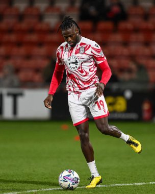 Wrexham 'dan Jacob Mendy, The Vertu Trophy yarı finalleri öncesinde SToK Cae Ras, Wrexham, Birleşik Krallık' ta oynanan Wrexham vs Peterborough United maçında ısındı.