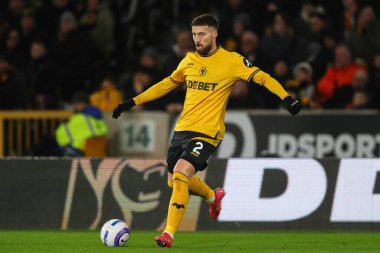 Wolverhampton Wanderers takımından Matt Doherty Premier League maçında pas veriyor Wolverhampton Wanderers Fulham 'a karşı Molineux, Wolverhampton, Birleşik Krallık, 25 Şubat 2025