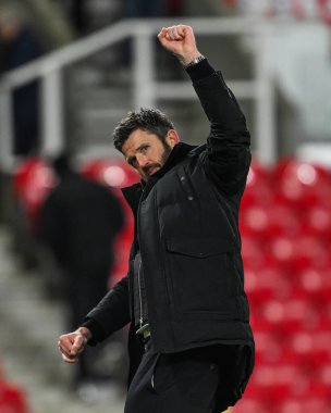 Middlesbrough 'un Michael Carrick Müdürü 25 Şubat 2025' te Stoke City ile Middlesbrough arasında oynanan Sky Bet Şampiyonası maçının sonunda taraftarları selamlıyor.