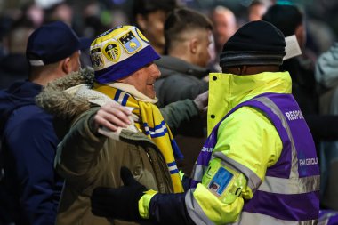 Leeds taraftarı 24 Şubat 2025 'te Bramall Lane, Sheffield, İngiltere' de Sheffield United 'a karşı oynanan Sky Bet Şampiyonası karşılaşması öncesinde sahaya çıkarken aranıyor.