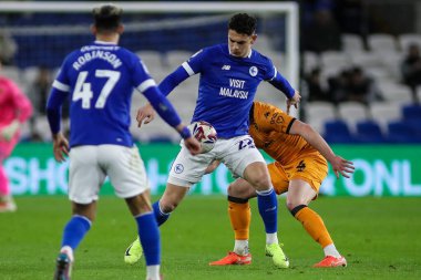 Cardiff City 'den Yusuf Salech, Cardiff City' nin 25 Şubat 2025 'te Cardiff City Stadyumu' nda oynanan Sky Bet Şampiyonası maçında topu tutuyor.